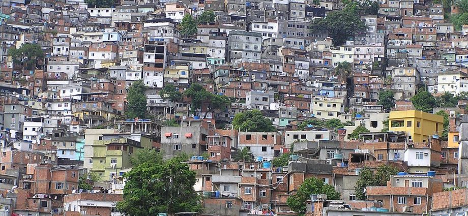 Rocinha, a maior favela do Rio de Janeiro, na foto de panoramio